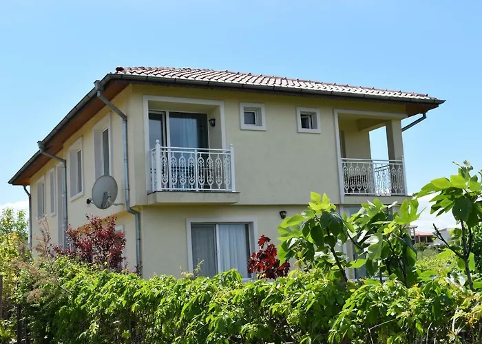 синя луна Guest house Lozenets